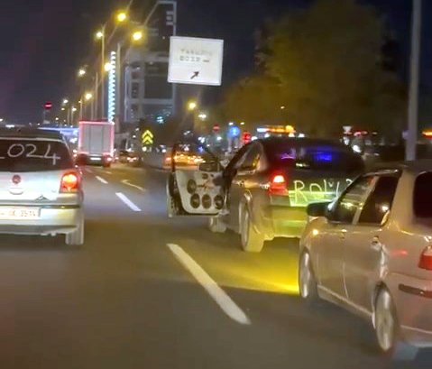 Trafikte kapısı açık otomobille yeni yıl kutlaması!