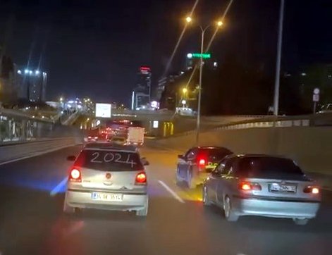 Trafikte kapısı açık otomobille yeni yıl kutlaması!