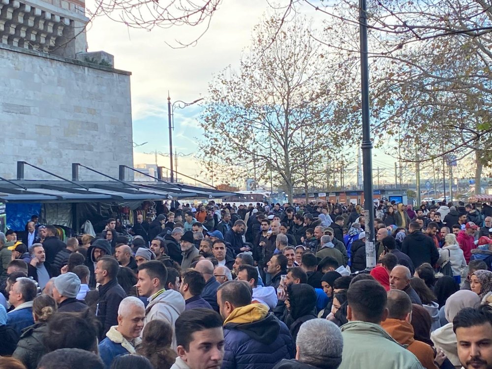 Yılbaşı bileti kuyruğu metrelerce uzandı!