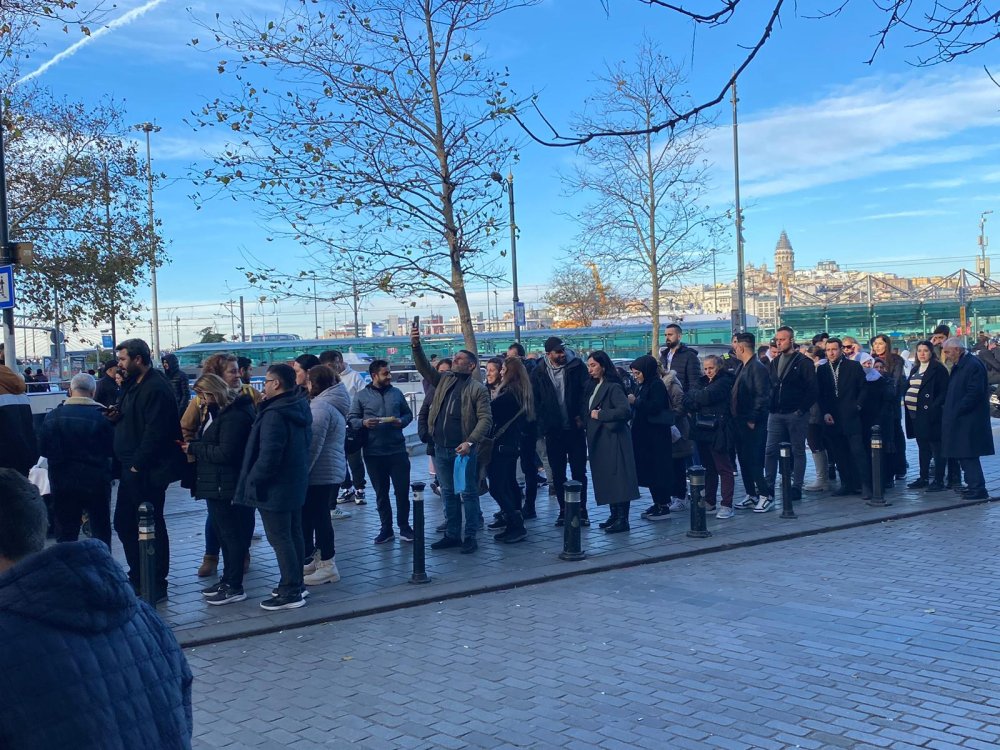 Yılbaşı bileti kuyruğu metrelerce uzandı!