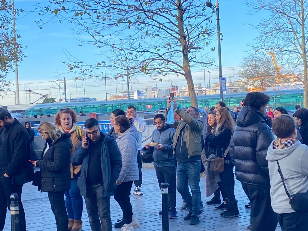 Yılbaşı bileti kuyruğu metrelerce uzandı!