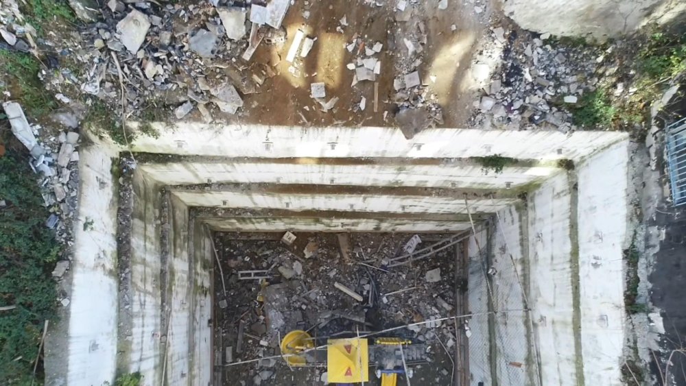 Hasarlı evin beton parçaları çocuk parkına düştü