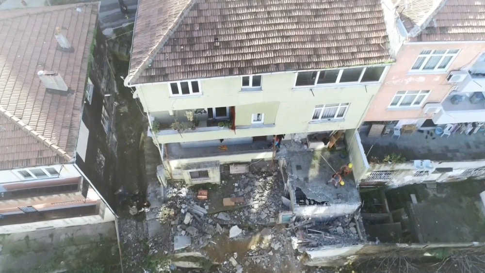 Hasarlı evin beton parçaları çocuk parkına düştü