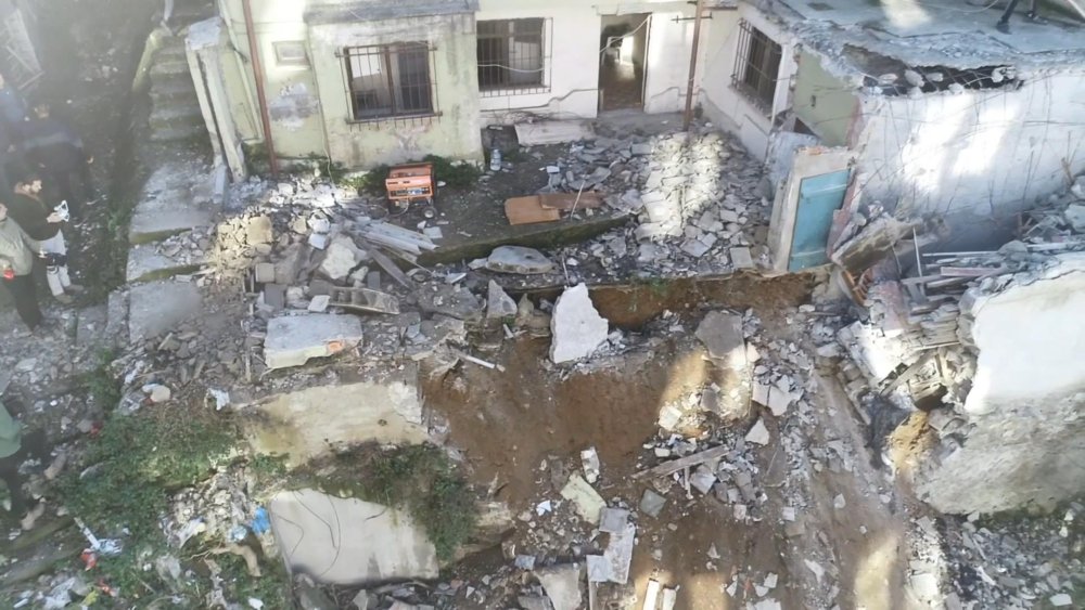 Hasarlı evin beton parçaları çocuk parkına düştü