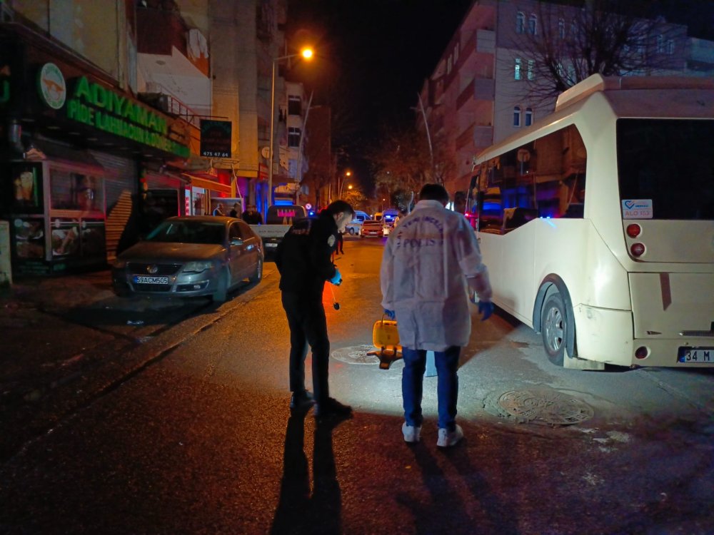 Sultangazi'de caddede yürürken silahlı saldırıya uğradı