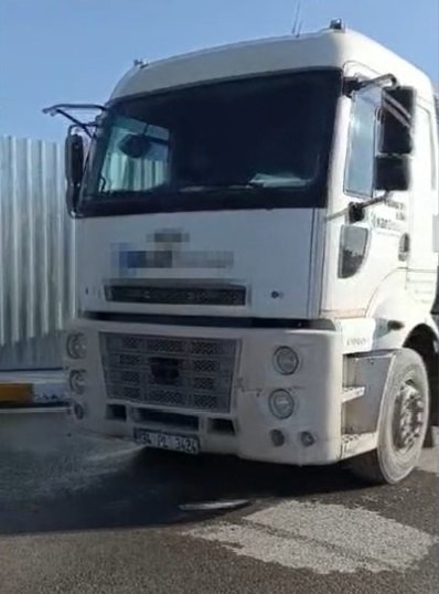 Araçların üzerine beton döken kamyonun sürücüsü yakalandı