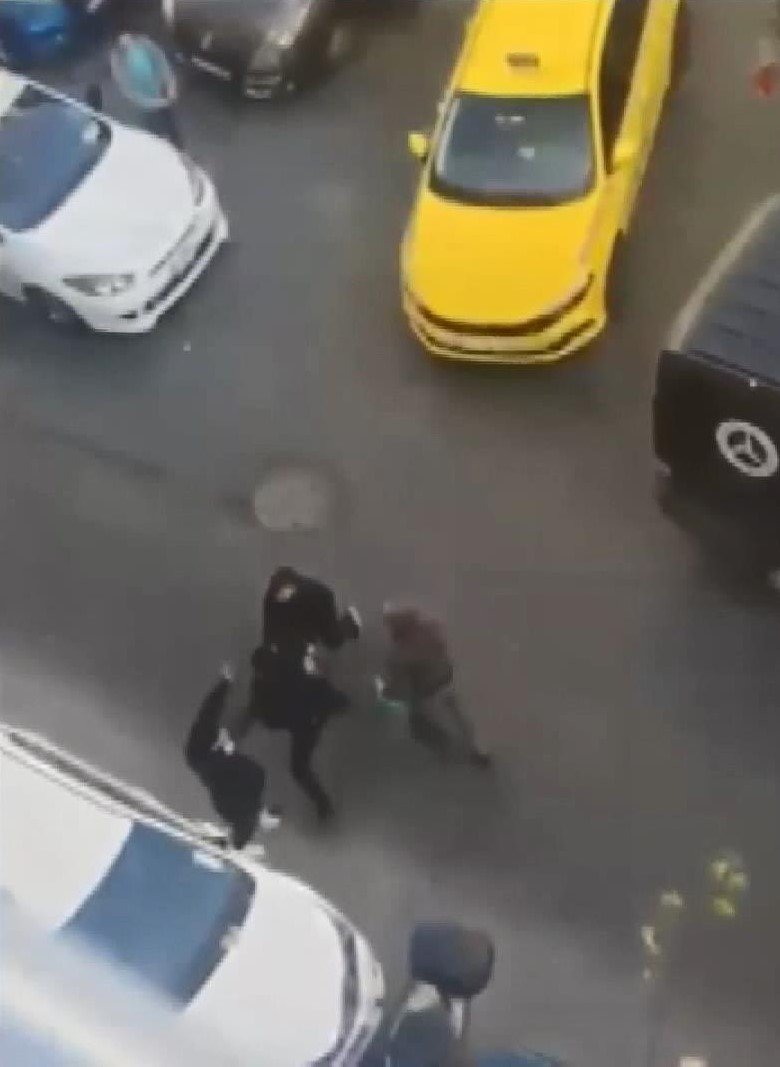 İstanbul'da yol verme tartışması: 2 kişi taksi şoförünü darbetti