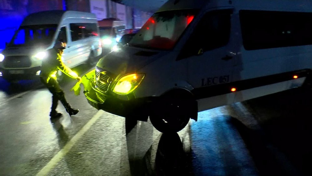 Servis minibüsünün çarptığı askeri araç takla attı: 1 asker yaralandı