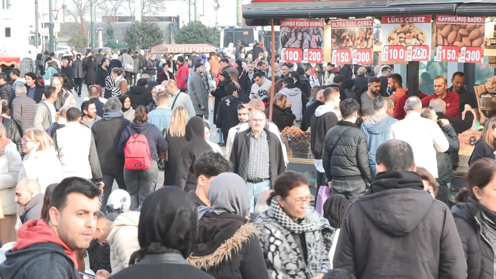 Eminönü'nde yılbaşı alışverişi yoğunluğu