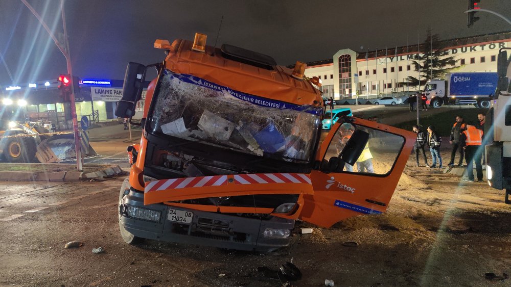 Esenyurt'ta temizlik aracı ve cip çarpıştı