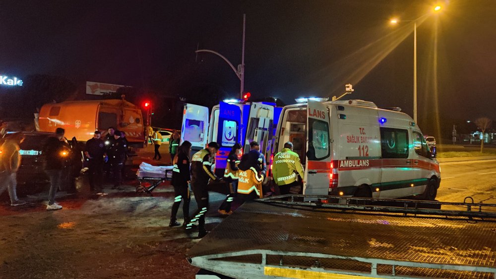 Esenyurt'ta temizlik aracı ve cip çarpıştı