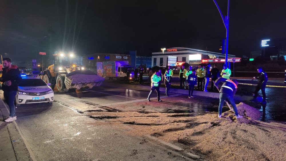 Esenyurt'ta temizlik aracı ve cip çarpıştı