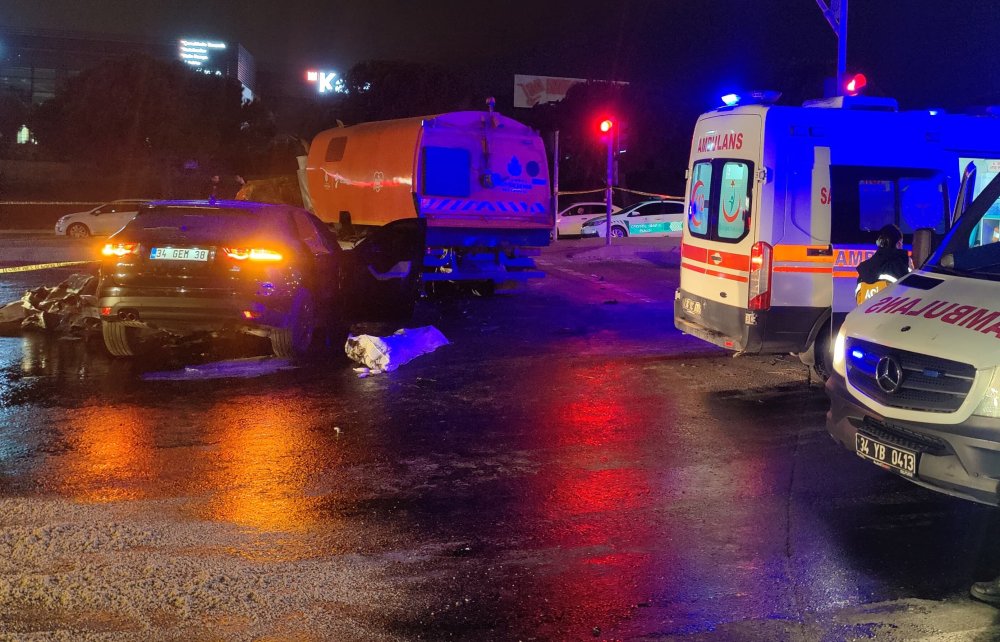 Esenyurt'ta temizlik aracı ve cip çarpıştı