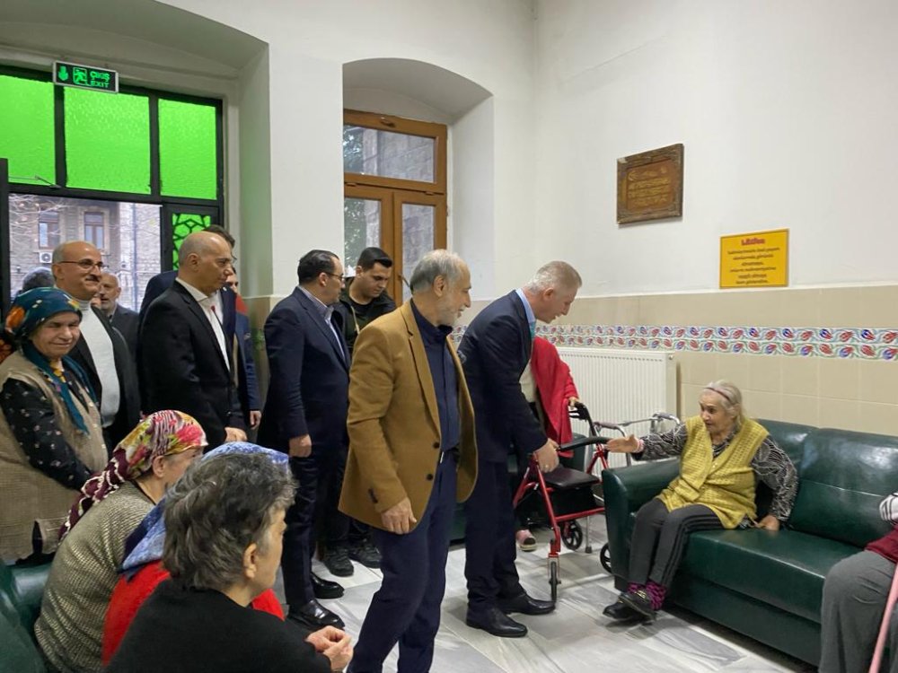 Vali Gül'den Darülaceze sakinlerine yeni yıl ziyareti