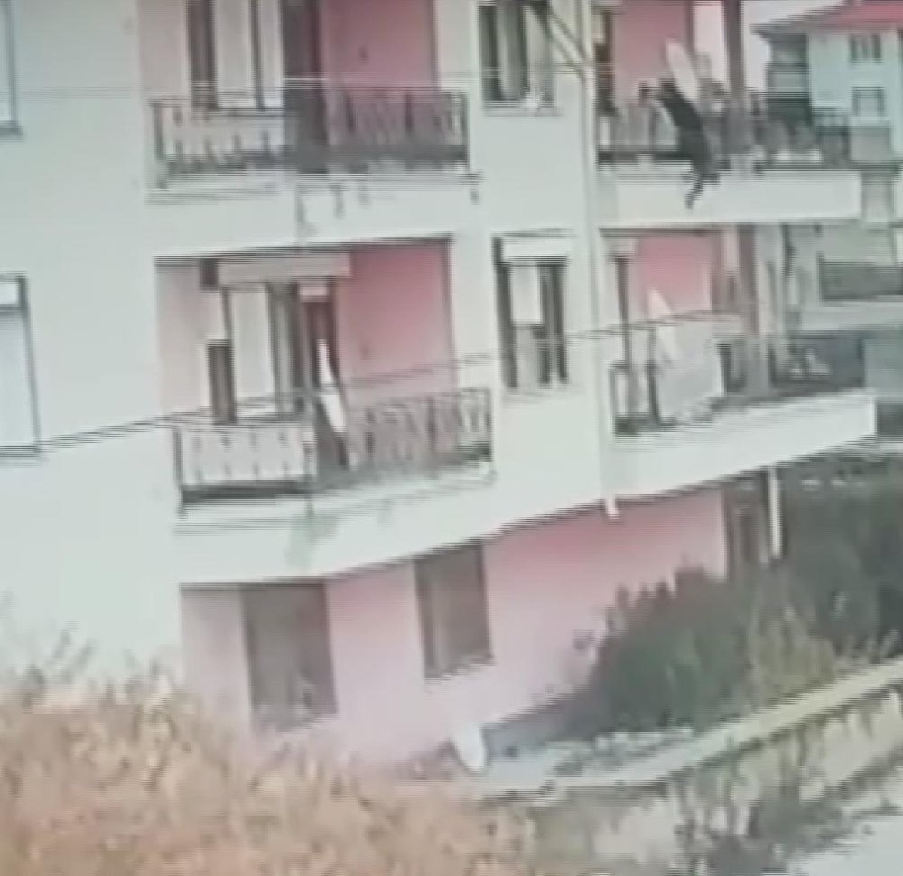 Anten tamir ederken balkondan düştü: Korkunç anlar böyle görüntülendi
