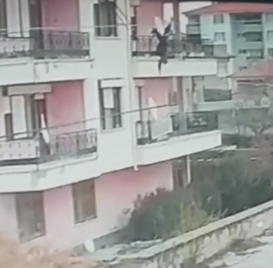 Anten tamir ederken balkondan düştü: Korkunç anlar böyle görüntülendi