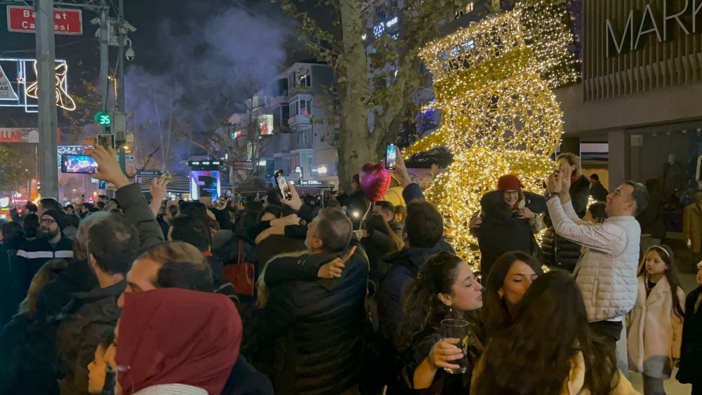 Bağdat Caddesi'nde coşkulu yılbaşı kutlaması