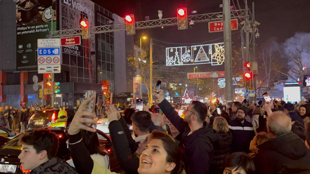 Bağdat Caddesi'nde coşkulu yılbaşı kutlaması