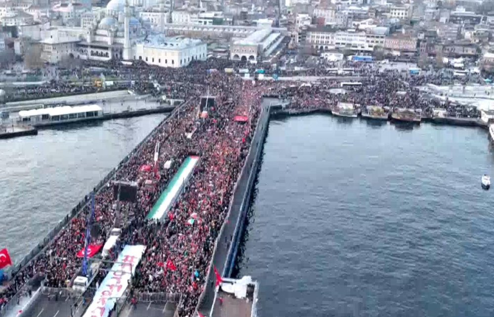 Binlerce kişi Galata Köprüsü'nde buluştu: Şehitler ve Filistin'e destek yürüyüşü