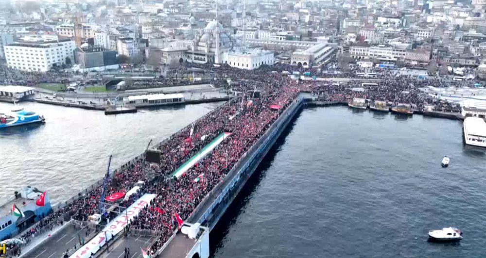 Binlerce kişi Galata Köprüsü'nde buluştu: Şehitler ve Filistin'e destek yürüyüşü