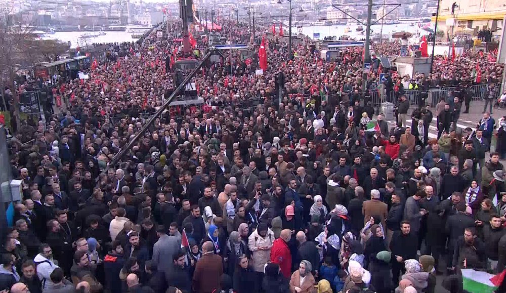 Binlerce kişi Galata Köprüsü'nde buluştu: Şehitler ve Filistin'e destek yürüyüşü