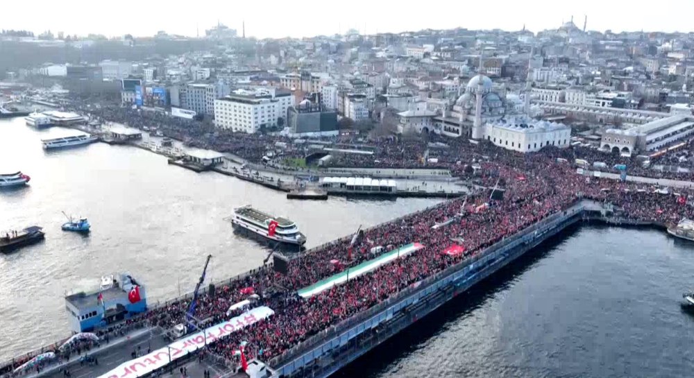 Binlerce kişi Galata Köprüsü'nde buluştu: Şehitler ve Filistin'e destek yürüyüşü