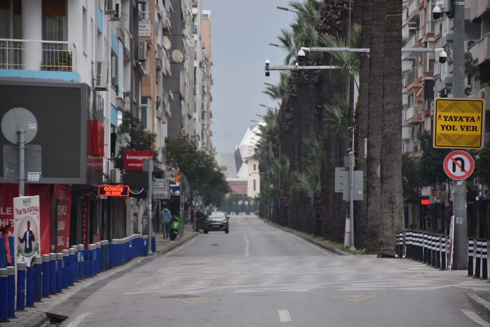 İzmir'de yeni yılın ilk günü sessizlik: Cadde ve sokaklar boş kaldı