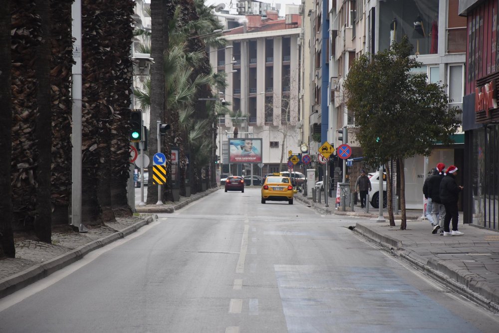 İzmir'de yeni yılın ilk günü sessizlik: Cadde ve sokaklar boş kaldı