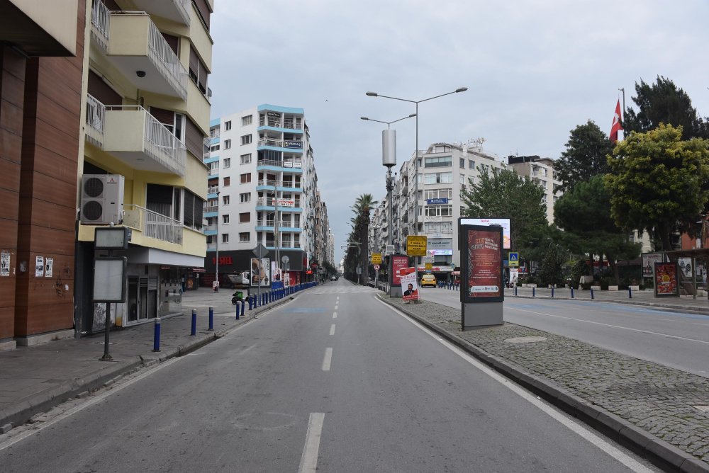 İzmir'de yeni yılın ilk günü sessizlik: Cadde ve sokaklar boş kaldı