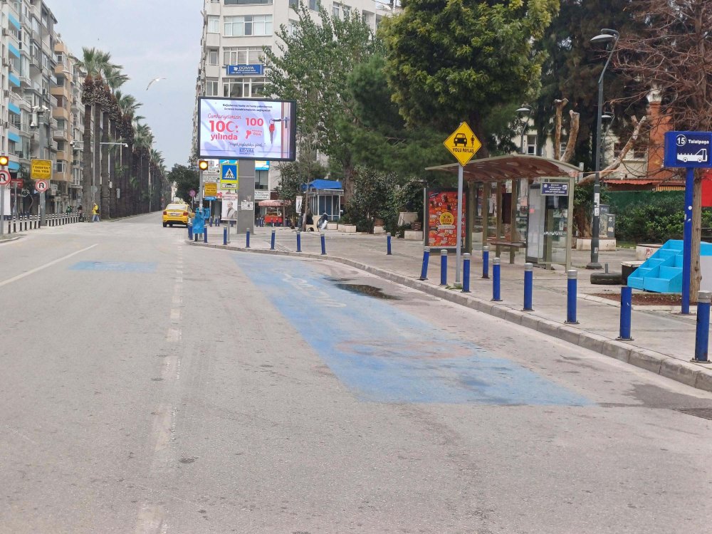 İzmir'de yeni yılın ilk günü sessizlik: Cadde ve sokaklar boş kaldı