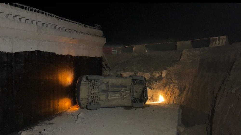 Kontrolden çıkan araç 4 metre yükseklikten düştü