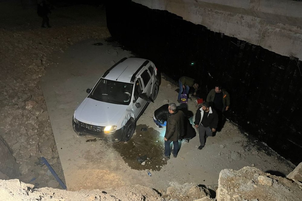 Kontrolden çıkan araç 4 metre yükseklikten düştü