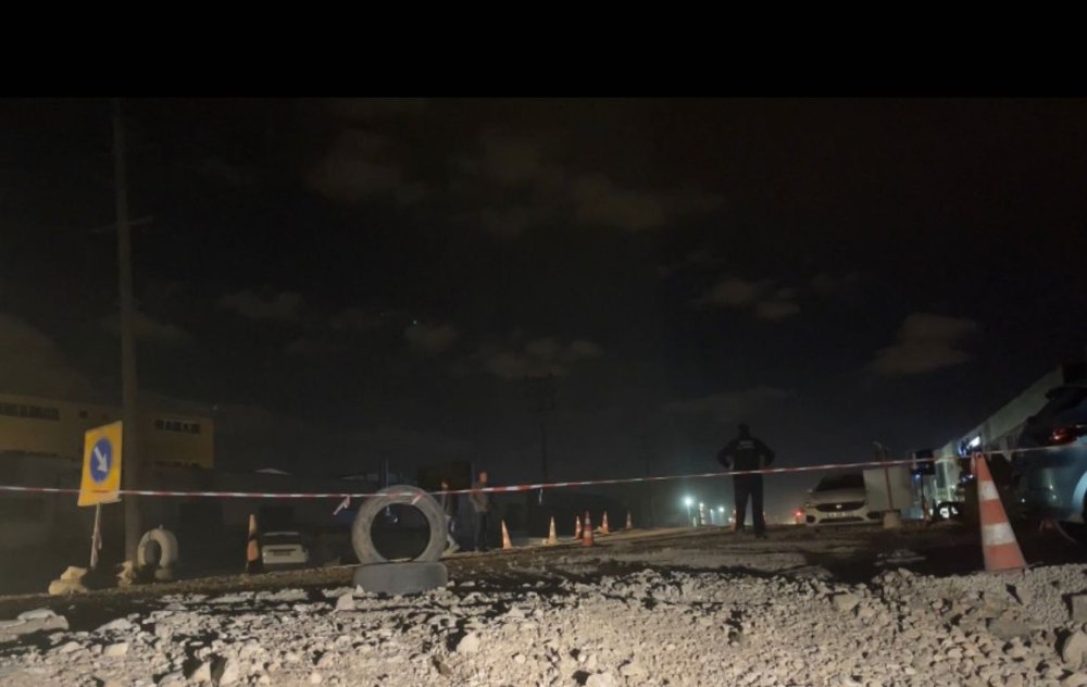 Kontrolden çıkan araç 4 metre yükseklikten düştü