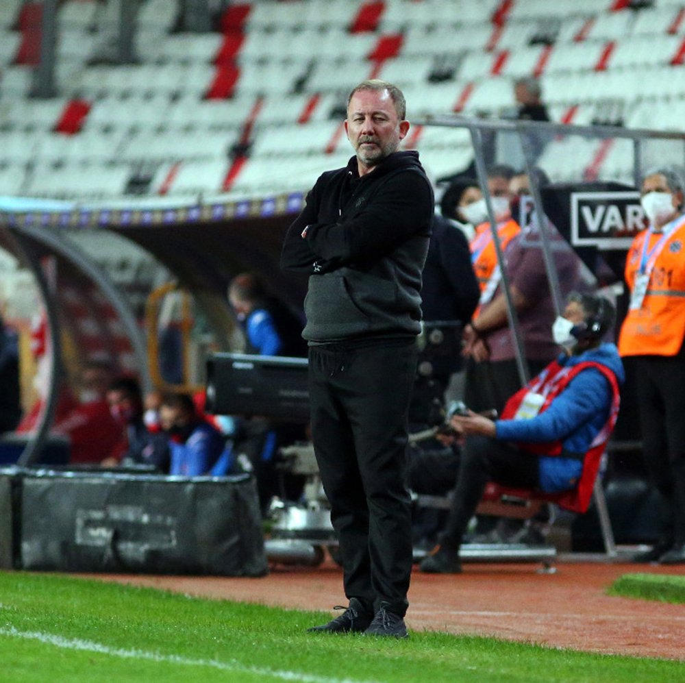 Sergen Yalçın ve ekibi Antalya yolcusu