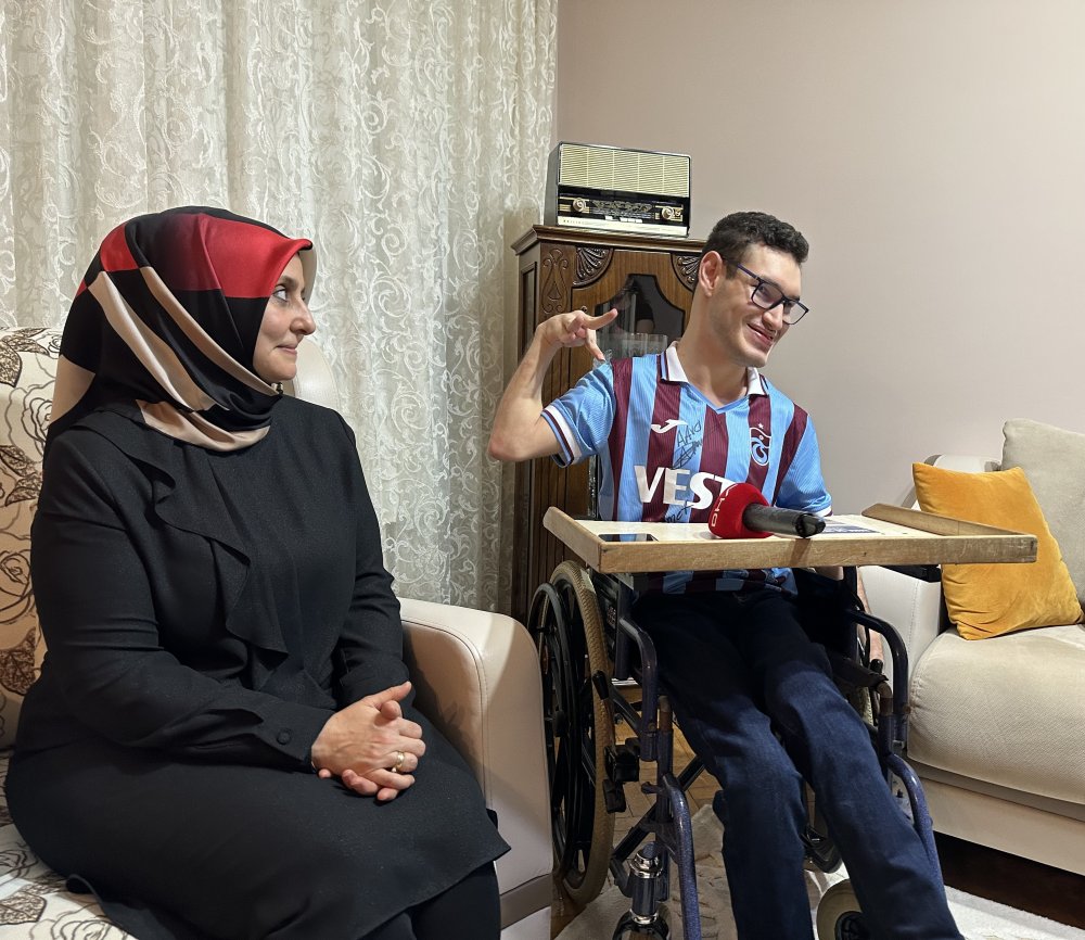 3 yılda tek parmakla kitap yazdı!