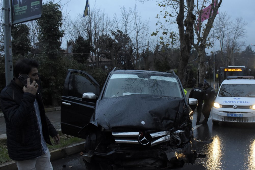İETT otobüsü yağmurlu havada kaydı, duvara çarparak durabildi