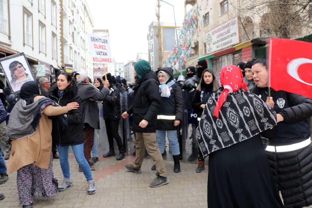 Evlat eyleminde 'müzik' gerginliği: HDP il binasına girmek isteyen ailelere polis izin vermedi