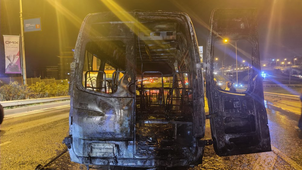 Servis minibüsü alev alev yandı