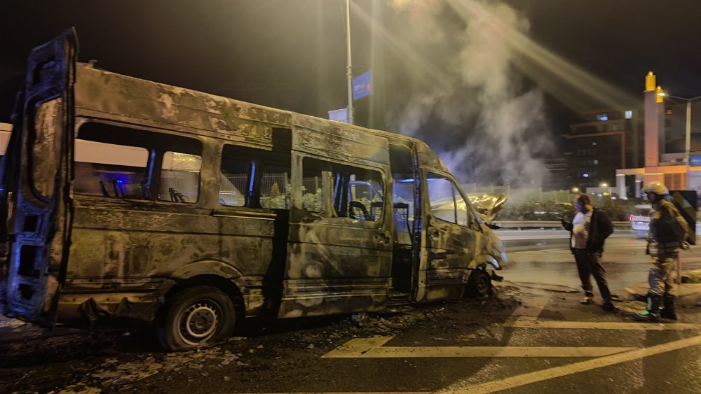 Servis minibüsü alev alev yandı