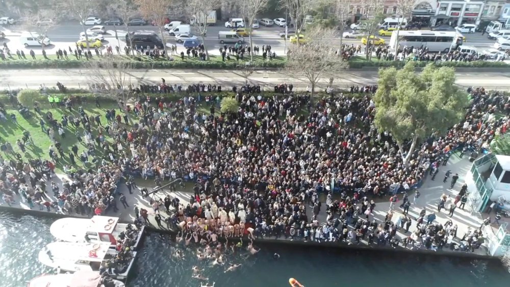 Haliç'te haç çıkarma töreni: Ayine katılanlar kortej halinde  yürüdü