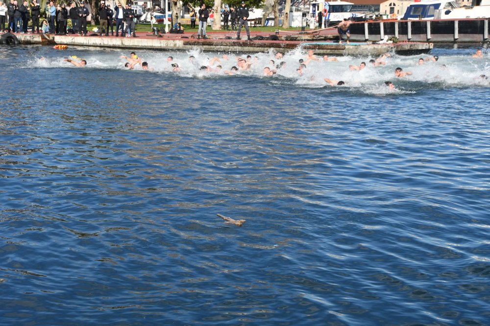 Haliç'te haç çıkarma töreni: Ayine katılanlar kortej halinde  yürüdü