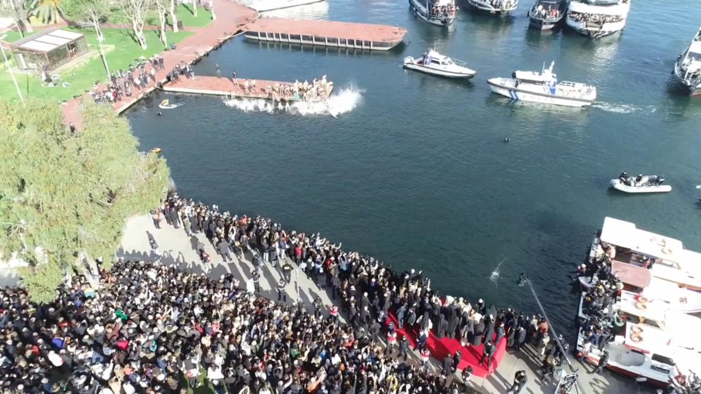 Haliç'te haç çıkarma töreni: Ayine katılanlar kortej halinde  yürüdü