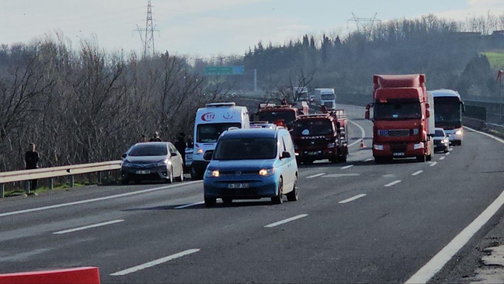 TEM'de 3 otomobil birbirine girdi: Yaralılar var