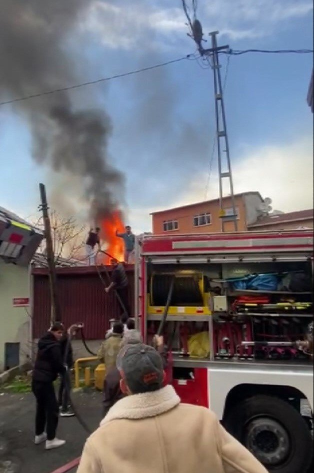 İki katlı binanın çatısı alev alev yandı
