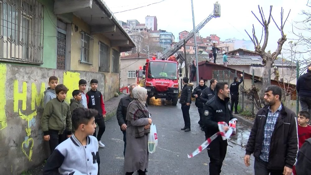 İki katlı binanın çatısı alev alev yandı