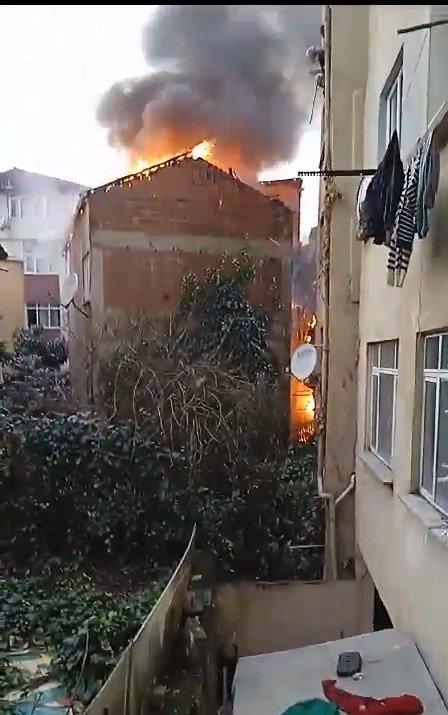 İki katlı binanın çatısı alev alev yandı