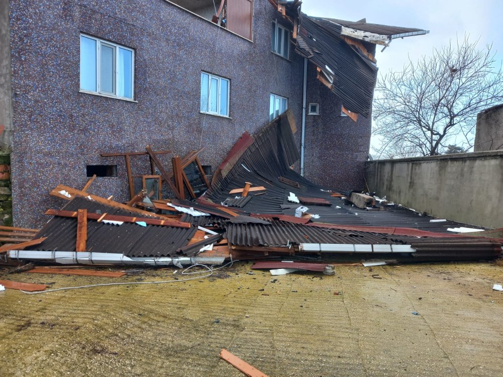 Kuvvetli rüzgar çatıları uçurdu