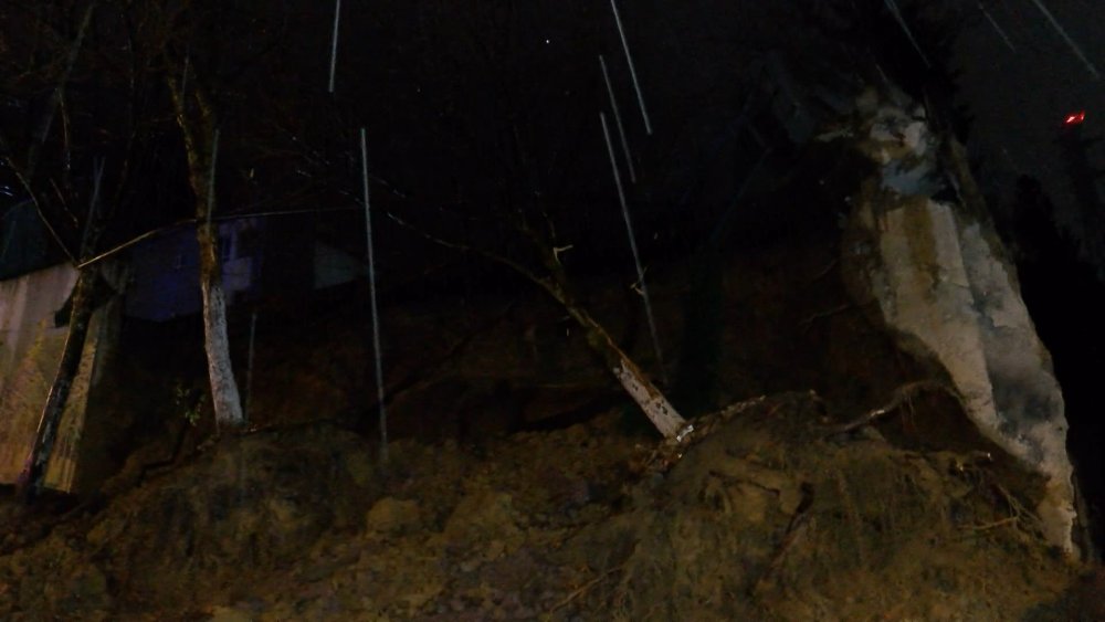 İstanbul okulun istinat duvarı yola çöktü: Cadde trafiğe kapatıldı