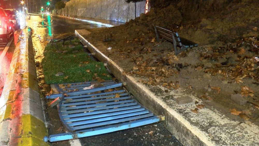 İstanbul okulun istinat duvarı yola çöktü: Cadde trafiğe kapatıldı