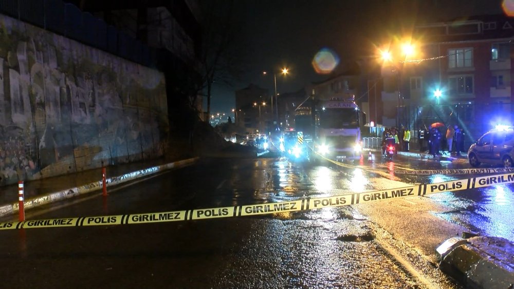 İstanbul okulun istinat duvarı yola çöktü: Cadde trafiğe kapatıldı